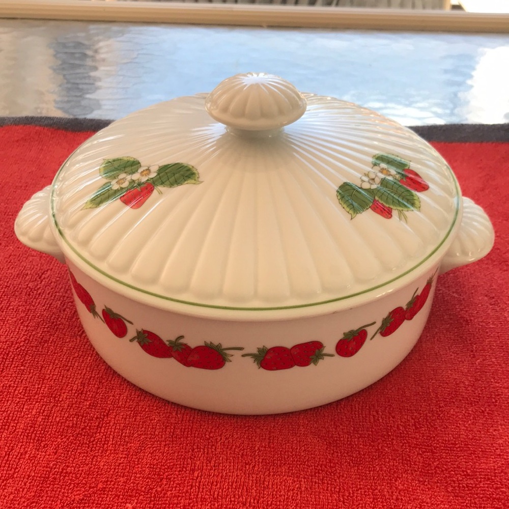 Shafford - fine porcelain casserole dish w/lid. Strawberrypatch edition.